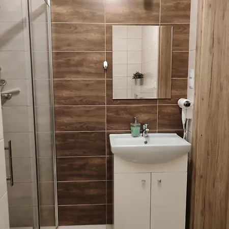 Dom Pod Lasem אוסטקה